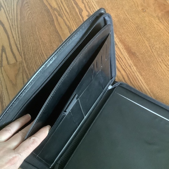 LEED'S MassMutual Branded Black Notebook Folder Portfolio - Picture 8 of 13